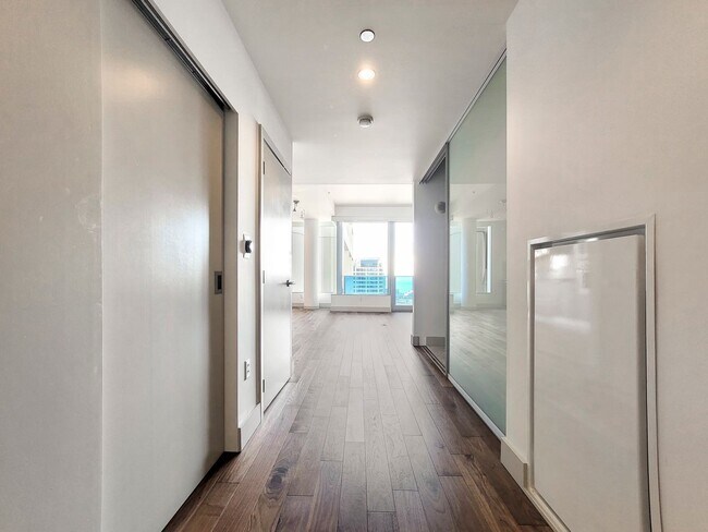 Building Photo - 25th West facing luxury unit located top of Hyatt Hotel!