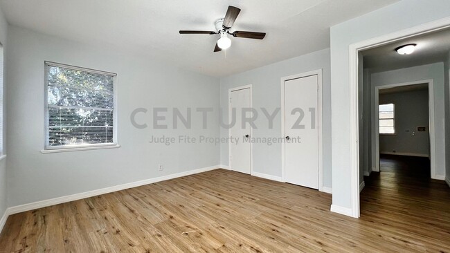 Building Photo - Cozy 1-Story 2/1 Duplex In Castleberry ISD...