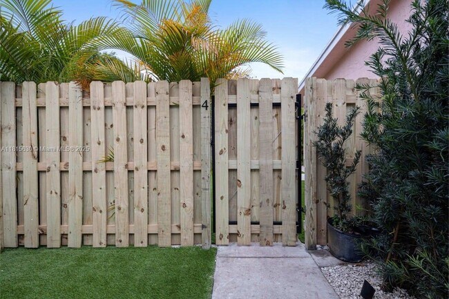 Building Photo - 817 Tequesta St