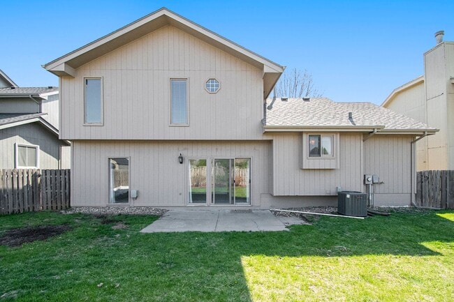 Building Photo - 3 bed + 3 bath Millard tri- level! Ready for move in!