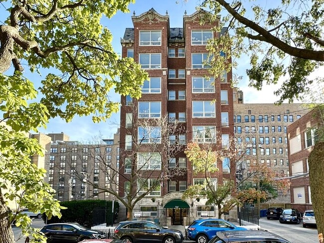 Building Photo - 941 W Carmen Ave