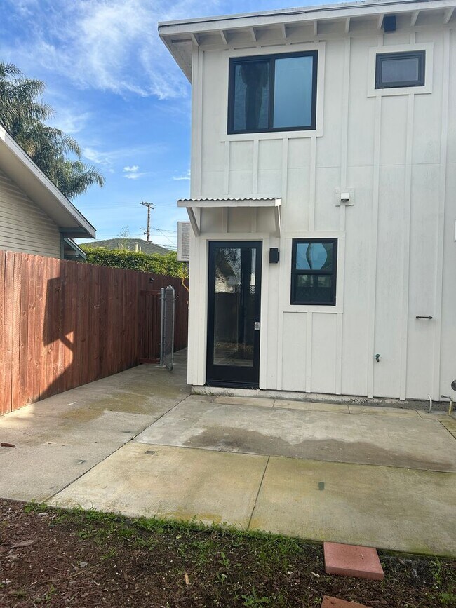 Building Photo - Midtown Ventura Charmer!