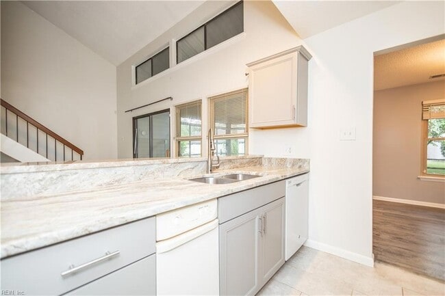 Building Photo - 1545 Lakeport Ct
