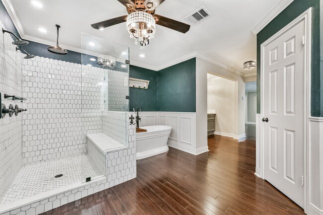 Building Photo - 2111 Riverside Dr
