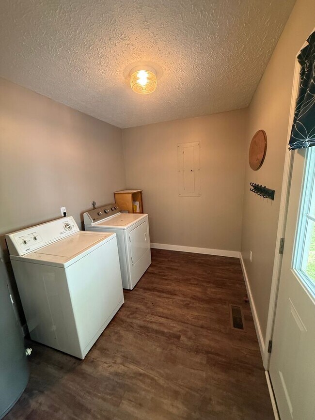 Building Photo - 264 Peterson Ave