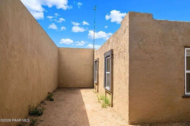 Building Photo - 2143 N Bell Ave