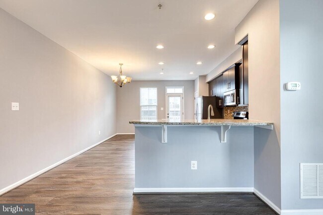 Building Photo - 613 Ravenwood Dr
