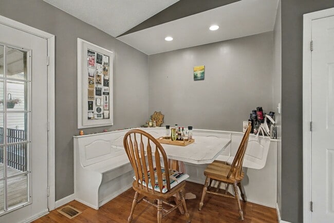 Building Photo - 4 bedrooms with 2 ensuites-close to shopping.