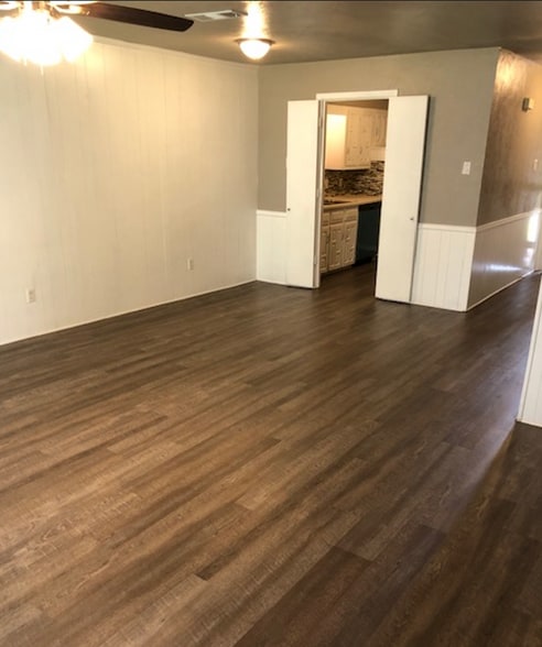 Building Photo - 1806 Camelot Cv
