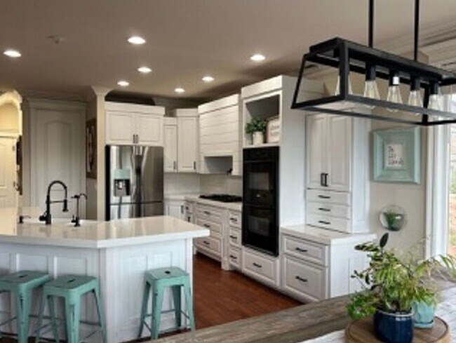 Building Photo - Beautiful, 6 Bedroom Home! 6 or 18 Month Lease!