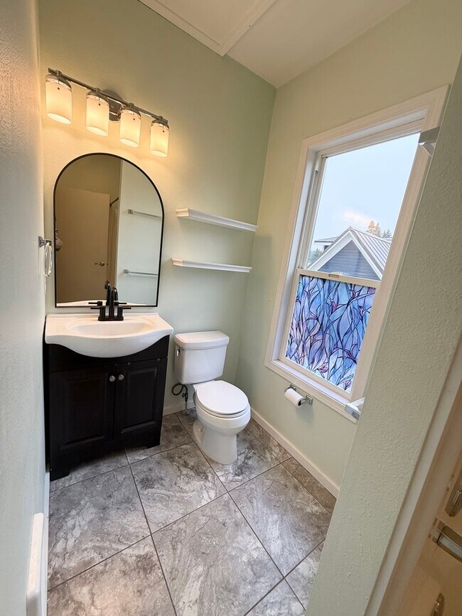 Building Photo - Spacious 4-Bedroom Cle Elum Home with Air ...