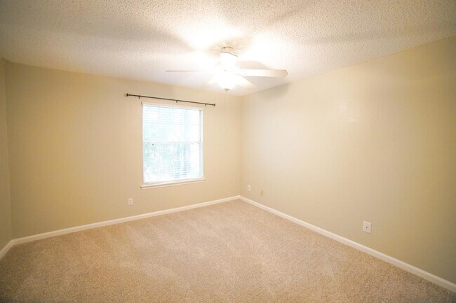 Building Photo - 1100 Greentree Ct