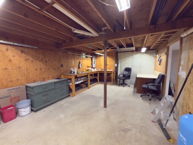 Building Photo - 152 Town Line Rd