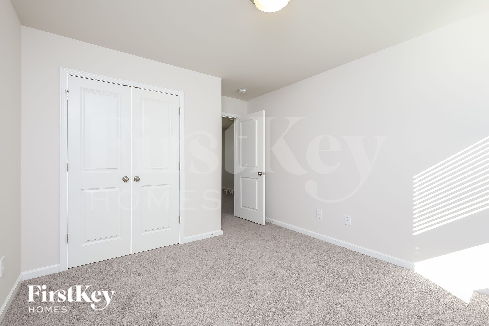 Building Photo - 534 Hillpark Ln