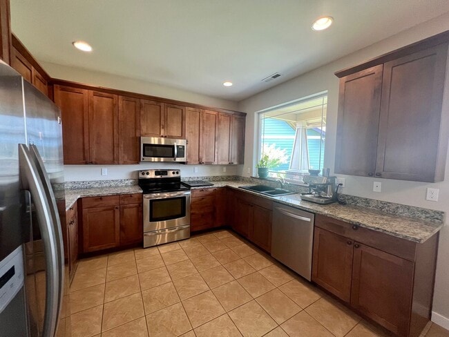 Building Photo - Modern 3 Bedroom Home