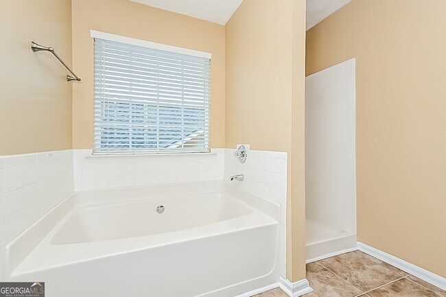 Building Photo - 257 Long Dr