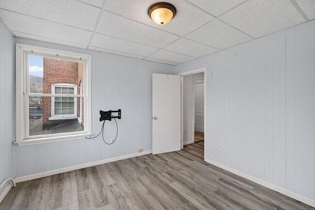 Building Photo - 84 Main St