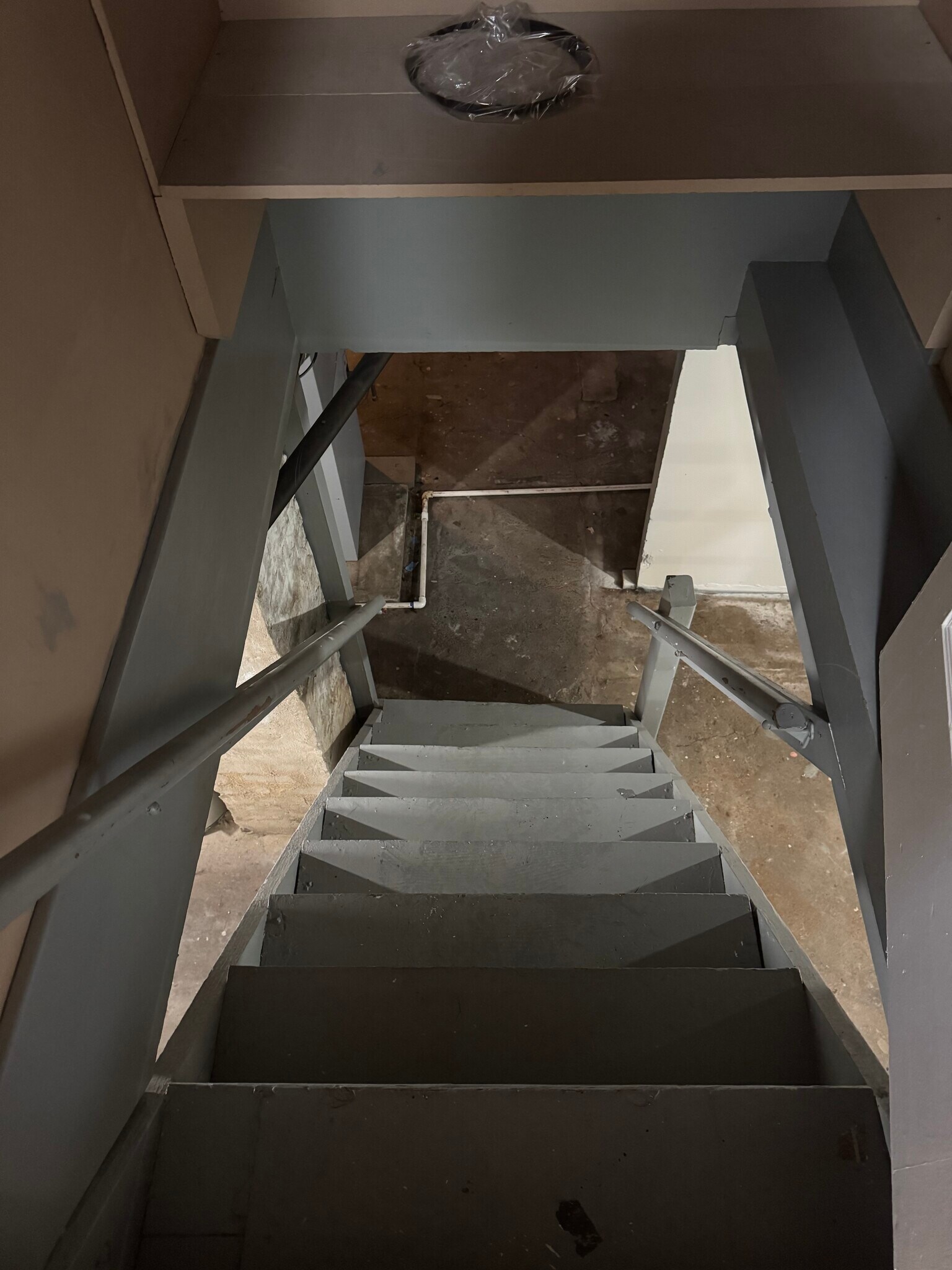 Building Photo - 233 N Poplar Ave