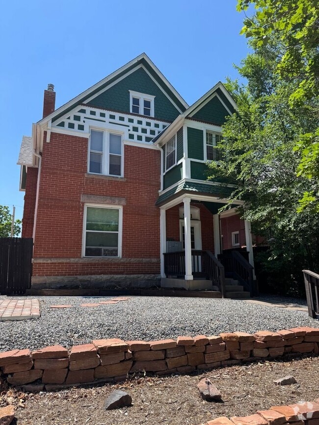 Building Photo - Charming 2 Bed 1.5 Bath in West Wash Park!