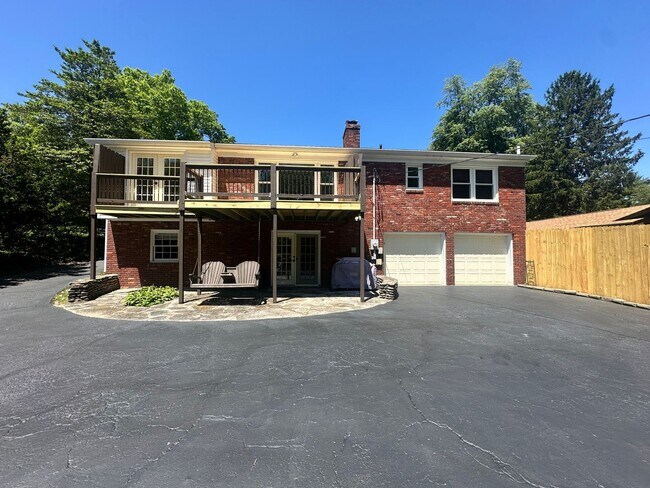 Building Photo - Charming Walk-Out Ranch in Sought-After Ba...