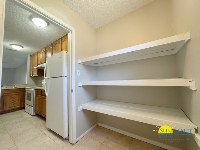 Building Photo - Newly Renovated 2BR/1.5BA Townhouse in For...