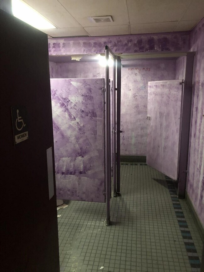 Building Photo - 614 University Ave