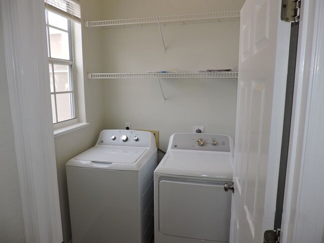 Building Photo - 2/2 Townhome Located in Carriage Homes At ...