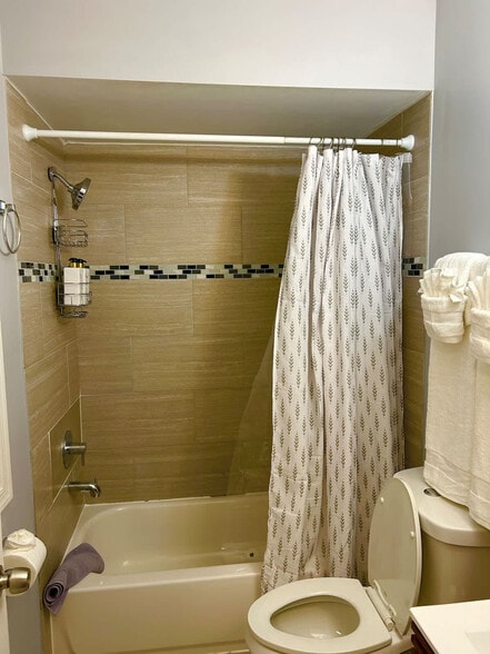 Building Photo - 1255 Raum St NE