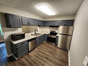 Building Photo - 915 Seasons Pkwy