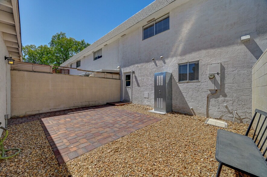 Building Photo - 573 Greenbriar Townhouse Way