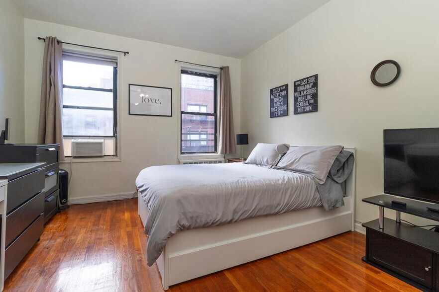 Building Photo - 300 E 82nd St
