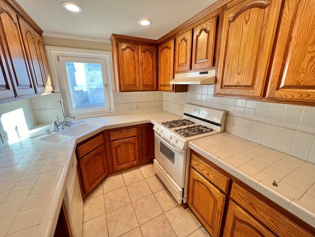 Building Photo - Peninsula Living just steps to the Beach