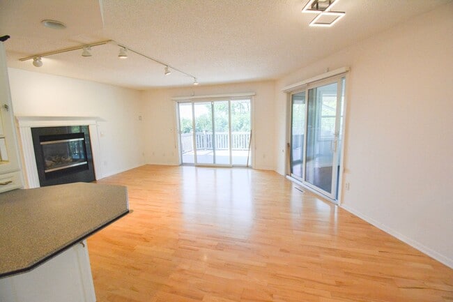 Building Photo - 6 Bed, 3.5 Bath Home for Rent – Retro Char...