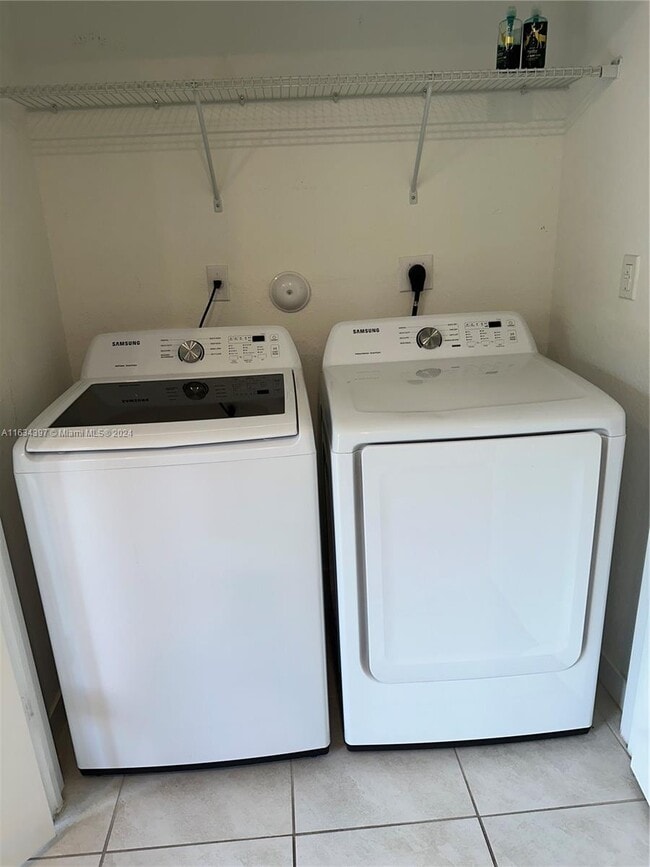 Building Photo - 540 NE 5th Ln