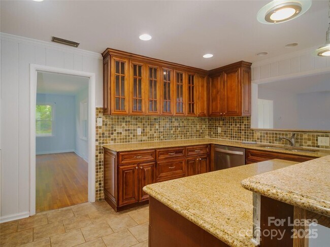 Building Photo - 1123 Lynbrook Dr