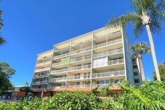 Building Photo - Beautiful Waterfront 3/2.5 Lake Virginia C...