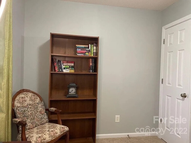 Building Photo - Room in House on Meadowcreek Village Dr