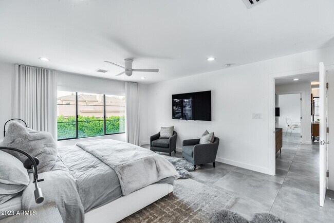 Building Photo - 8618 N Timberlane Dr