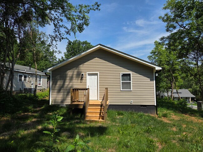 Building Photo - 219 Green Dr SW