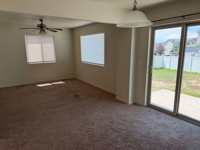 Building Photo - Beautiful 3 Bed 2.5 Bath 2 Car Garage