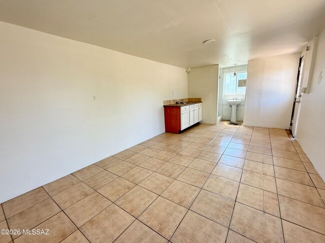 Building Photo - 833 W Tipton Dr