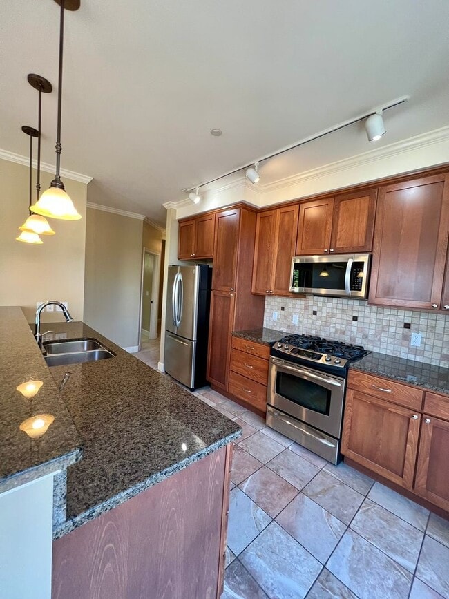 Building Photo - Spacious 2 Bedroom Condo in Fairhaven!