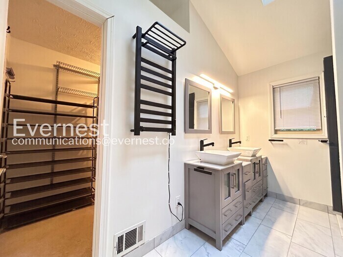 Building Photo - 770 Bayliss Dr