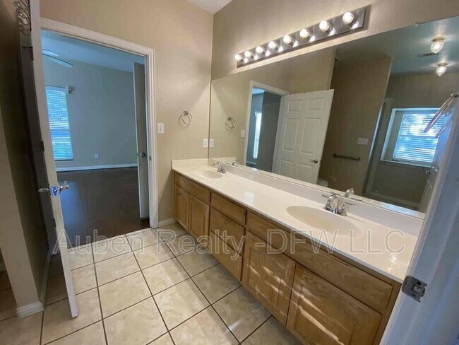 Building Photo - 300 E Main St