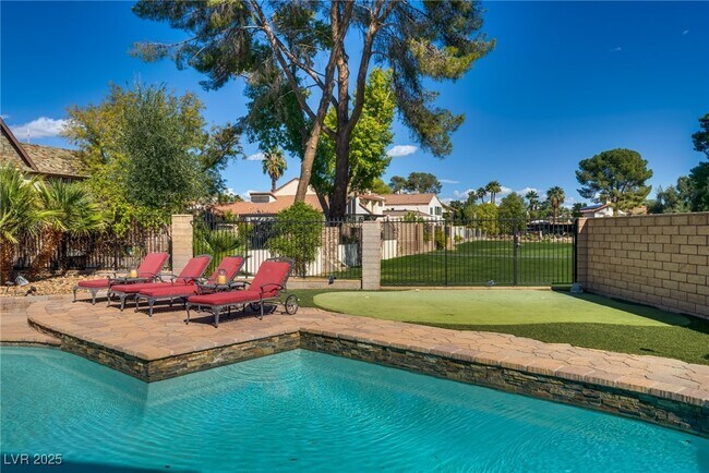 Building Photo - 840 Pinehurst Dr