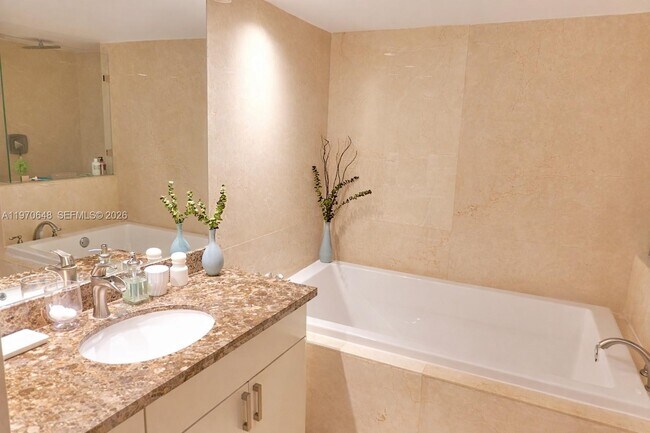 Building Photo - 1717 N Bayshore Dr