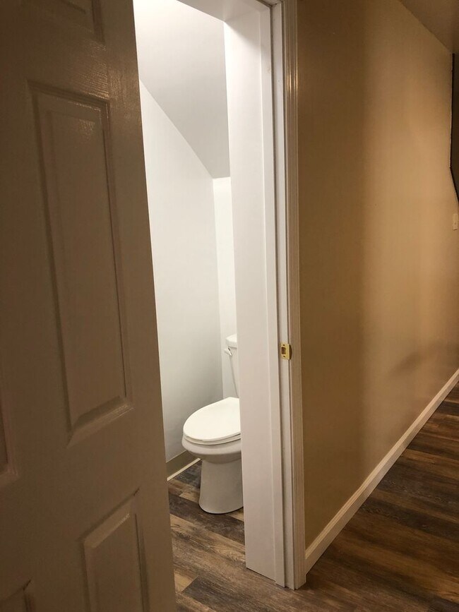 Building Photo - Brentwood 3 bedroom Duplex