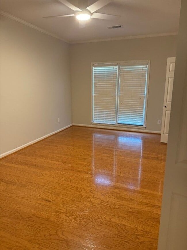 Building Photo - Beautiful 4 Bed 2.5 Bath Available Now!