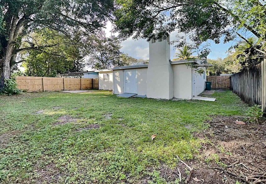 Building Photo - 4967 SW 4th St