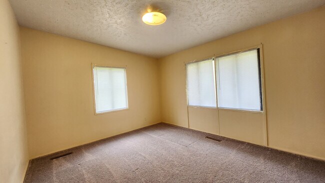 Building Photo - Three bedroom 1.5 house available for rent May 1 2026!